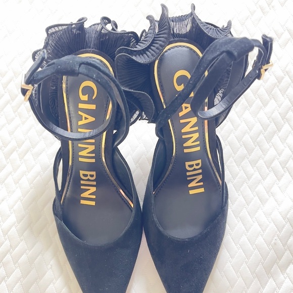 Gianni Bini Black Heels with Elegant Design - Picture 4 of 7